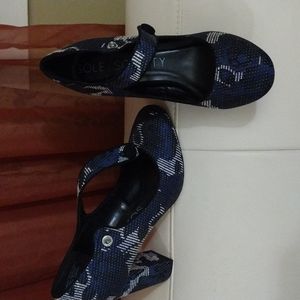 navy blue and white fabric shoes size 6